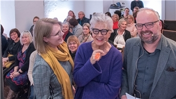 Lebensfreude pur: Greta Silver (Mitte) mit den Moderatoren Katja Gallas und Thorsten Brockmann in der „Losche“.