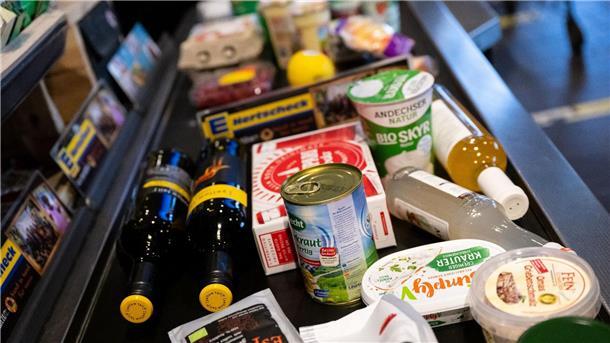 Inflation schwächt sich ab - Nahrungsmittel deutlich teurer Lebensmittel in einem Supermarkt auf einem Kassenband: Im März fielen die höheren Preise für Nahrungsmittel erneut besonders ins Gewicht.