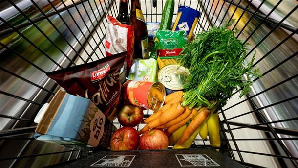 Lebensmittelpreise steigen massiv und bedrohen arme Menschen Lebensmittel liegen in einem Einkaufswagen in einem Supermarkt.