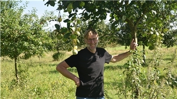 Das Foto zeigt Herbert Meibohm in seiner Streuobstwiese. 
