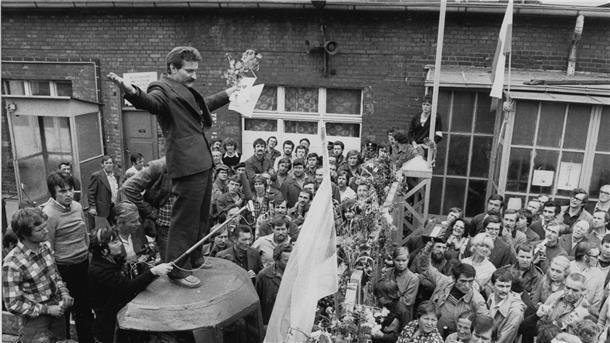 Lech Walesa 1980 auf einem behelfsmäßigen Podium, während er auf der Lenin-Werft vor streikenden Arbeitern spricht. Damals war er Leiter des Streikkomitees.