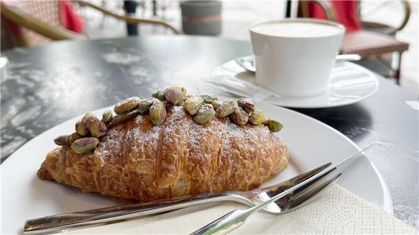 Alkfreies Helles, Pistazie und Co: Die Sommertrends 2024? Lecker: Pistazien erfreuen sich in vielerlei Form großer Beliebtheit, wie hier Croissant-Füllung und -Belag.