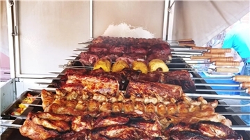 Leckere Spieße, Gemüse und Kartoffeln erwarten die Gäste des brasilianischen Grillfestes am 1. Juli in Wohnste.