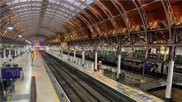 „Winter des Unmuts“: Hunderttausende Briten streiken Leere Bahnsteige im Londoner Bahnhof Paddington: Auch die Eisenbahner streiken.