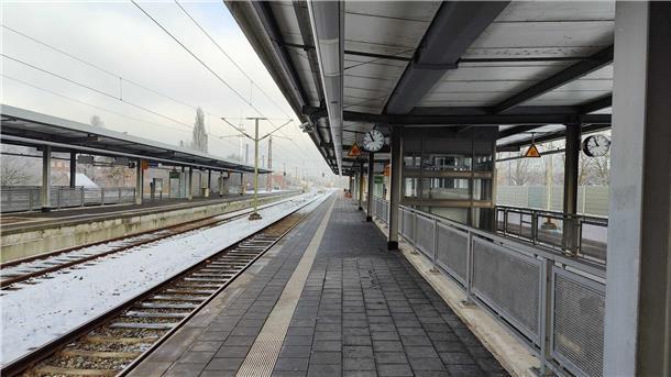 Bauernproteste: Mehr als 2000 demonstrieren in Aurich - Scholz: „Galgen sind keine Arguemente“ Leere Bahnsteige in Bremerhaven.
