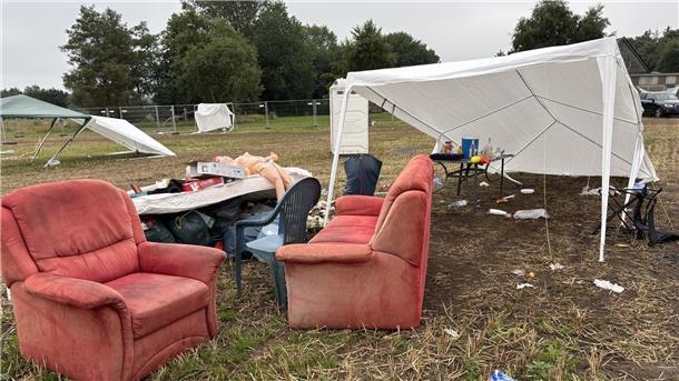 Leere Flaschen, Pavillons und sogar ganze Sofagarnituren bleiben jährlich nach dem Festival vom Deichbrand zurück.