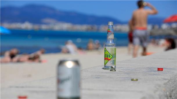 Deutscher Tourist bei mutmaßlichem Balkonsturz gestorben Leere Flaschen und Dosen am Strand Arenal auf Mallorca.
