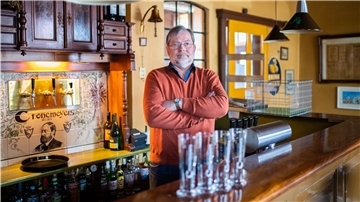 Leere Gläser, keine Gäste: Das Brauhaus von Olaf Schlichting in Neuhaus/Oste ist zwangsgeschlossen. Hilfen gab es keine.