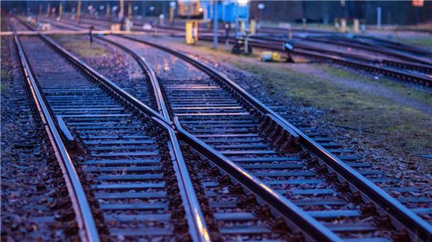 Leere Gleise am Bahnhof Schwerin. Großbaustellen sollen bald für erhebliche Zugausfälle sorgen.
