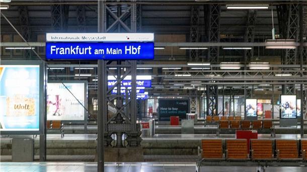 Bahnstreik läuft - Nur jeder fünfte Fernzug unterwegs Leere Gleise und Bahnsteige im Hauptbahnhof.