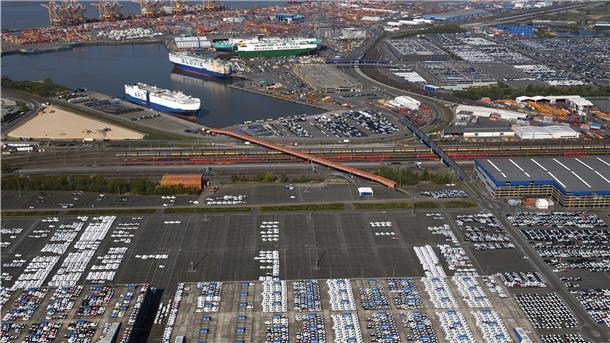 Leerer Autoterminal in Bremerhaven: Wegen der Corona-Krise ist der Autoumschlag um 30 bis 40 Prozent eingebrochen.