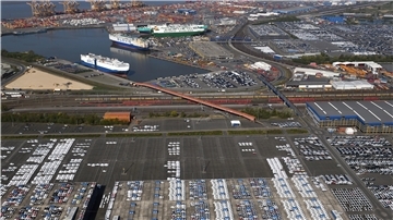 Leerer Autoterminal in Bremerhaven: Wegen der Corona-Krise ist der Autoumschlag um 30 bis 40 Prozent eingebrochen.