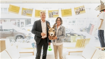 Siegfried Lückehe und Anne Claire Bunte vor einem Schaufenster
