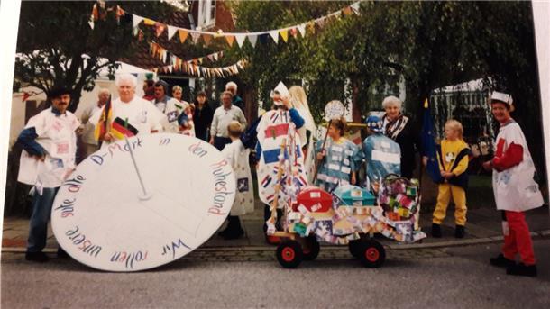 Ein Hauch von Karneval: Mit einem bunten Festumzug durch den ganzen Stadtteil Leherheide haben kostümierte Fuß- und Wagengruppen einst ihr "Heidjerfest" gekrönt. Hier ein historisches Bild. 