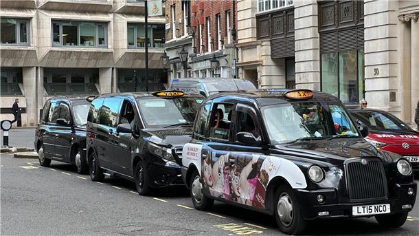 Der langsame Abschied vom Taxi-Beige Legendär sind die Londoner Taxis - die „Black Cabs“. (Archivbild)
