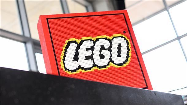 Lego wurde 1932 im dänischen Billund von Ole Kirk Kristiansen gegründet. Der Name des Familienunternehmens leitet sich von den dänischen Wörtern „Leg Godt“ („Spiel gut“) ab.
