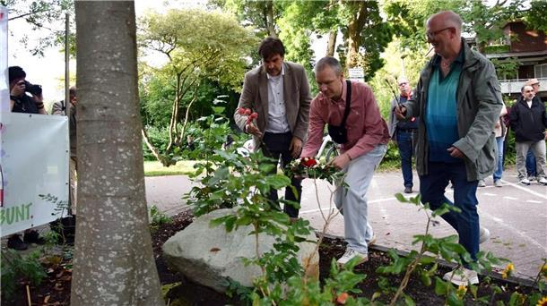 „Nie wieder Krieg“ lautete das Motto der Veranstaltung, zu der rund 50 Teilnehmer kamen. Dabei wurden Blumen und Gestecke vor dem Friedensbaum bei der Stadtbücherei niedergelegt.