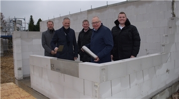 Grundsteinlegung auf dem Gelände des ehemaligen Extra-Markts in Beverstedt. Die Volksbank Bremerhaven-Cuxland baut hier drei Mehrfamilienhäuser. 