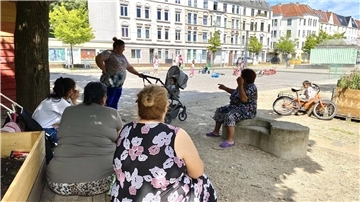 Lehe hat nicht nur gut sanierte Vorzeigehäuser, sondern auch "backstage": Die Schattenseiten des großen Stadtteils sind zum Beispiel die verfestigte Kinderarmut, niedriger Bildungsstand und Sprachhürden bei zugewanderten Familien. Im Herzen des Quartiers hat sich der sozialpädagogisch betreute "Leher Pausenhof" zum Anlaufpunkt entwickelt.