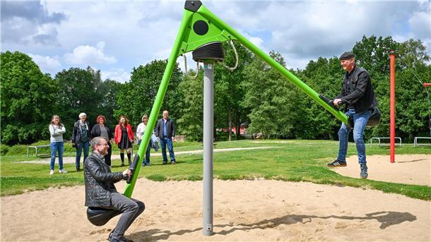Leherheide im Norden Bremerhavens ist reich an jüngeren Bewohnern. Viele Bürger wünschen sich mehr Angebote für Jugendliche. Im Bild: Stadtrat Martin Günthner und Spielpark-Leiter Klaus Friedrichs testen die neuen Geräte im Spielpark Leherheide.