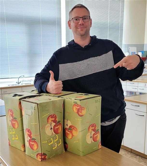 Lehrer Dennis Kittel hatte in diesem Jahr die Apfelsaftherstellung organisiert.