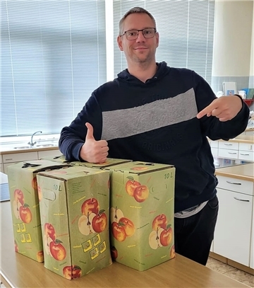 Lehrer Dennis Kittel hatte in diesem Jahr die Apfelsaftherstellung organisiert.