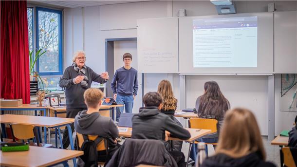 Lehrer Rolf Traue und Schüler Leon sprechen an der Heinrich-Heine-Schule zum Thema Nahostkonflikt.
