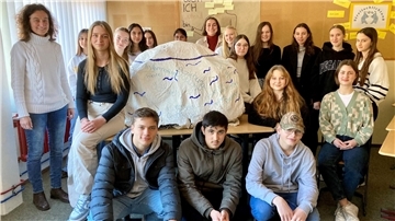 Lehrerin und Schulmediatorin Petra Gerdes (links) mit dem Team der Streitschlichterinnen und Streitschlichter.