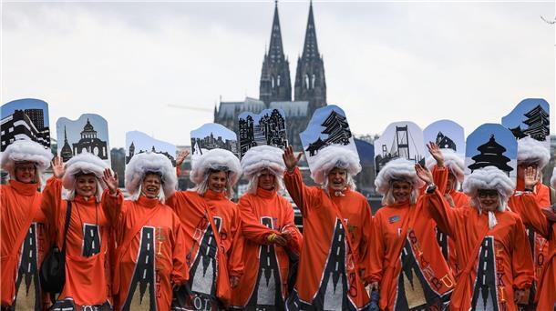 „Make Alaaf not war“: Karneval wieder ohne Corona-Regeln Lehrerinnen stellen sich in Köln zum „Schull- un Veedelszöch“ auf.