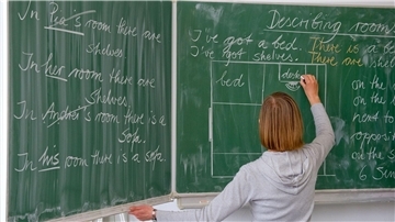Lehrerverbands-Präsident Dürr warnt vor Abstrichen bei Ausbildung und Referendariat sowie vor Kürzungen der Bildungsausgaben.