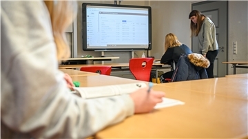 Lehrkraft Sarah Marschalk (rechts) zeigt im Niedersächsischen Internatsgymnasium (NIG), wie die Präsenzbetreuung der Schüler derzeit aussieht.