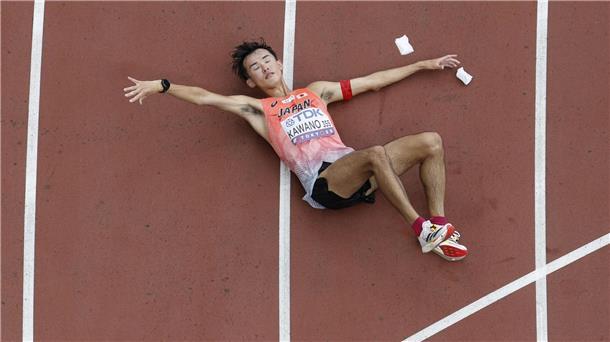 Leichtathletik Weltmeisterschaft in Tokio  - Geher Masartora Kawando aus Japan bricht nach dem Überqueren der Ziellinie zusammen