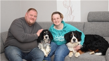 Leif Penner hat sein Liebesglück gefunden: Stephanie Welp aus Leer und ihr Hund Lacky sind mittlerweile bei dem Hobby-Landwirt aus dem Morgenland eingezogen. Auch Leifs Hund Luna (rechts) freut sich über den Zuzug, denn mit Stephanies Hund Lacky hat gibt es eine neue Fellnase im Haus.
