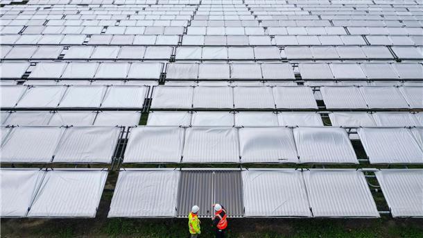 Bilder des Tages Leipzig-Lausen: Deutschlands größte Solarthermieanlage im Check durch Projektleiter.