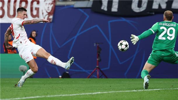 Leipzig verpasst wieder die Lücke - Rose: „Hartes Learning“ Leipzigs Benjamin Sesko (l) erzielt gegen Turins Torhüter Michele Di Gregorio das Tor zum 1:0.