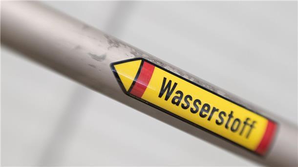 Öl- und Gasspeicher: Umrüsten auf „grünen“ Wasserstoff Leitung für Wasserstoff in einer Anlage zur Produktion von CO2-neutralem Kerosin.