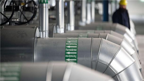 Ministerium: Einigung auf Gesetz zu kommunaler Wärmeplanung Leitungen sind in der Fernwärmeverteilerstation des Heizkraftwerk 3 Stuttgart-Gaisburg zu sehen