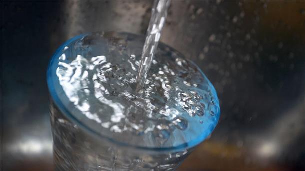 Strengere Regeln für Trinkwasser aus dem Wasserhahn Leitungswasser gilt in Deutschland als sehr sicheres Lebensmittel.