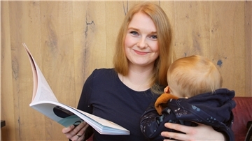 Lena Fehlig mit ihrem Sohn. In Bremerhaven studiert sie Digitale Medienproduktion.
