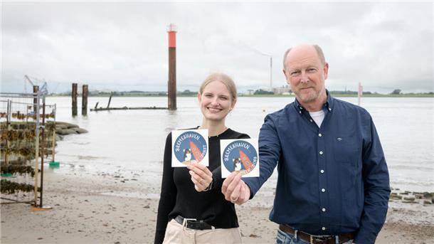 Lena Kaesler und Thomas Giesemann haben den Aufkleber „Bremerhaven...schön hier!“ kreiert.