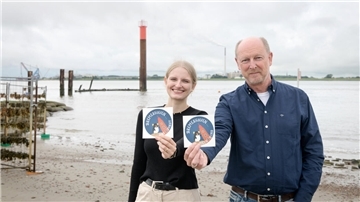 Lena Kaesler und Thomas Giesemann haben den Aufkleber „Bremerhaven...schön hier!“ kreiert.