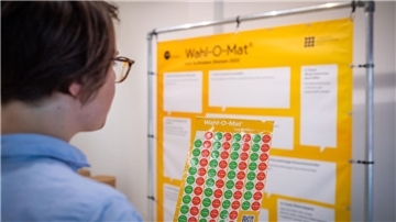 Lena Prötzel von der Landeszentrale für politische Bildung, zeigt im Pop-up-Store den Wahl-O-Mat.