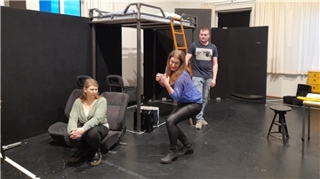 Lena (Sophia Oetjen), Katharina (Julia Gelbing) und Thomas (Sebastian Frese).