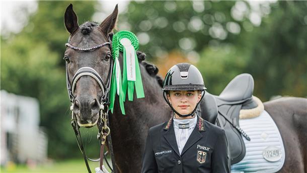 Lenja Janßen mit dem erst siebenjährigen Hengst Nymphenburgs Famous Boy - mit ihm kann die 14-jährige Dressurreiterin in den großen Sport wachsen.