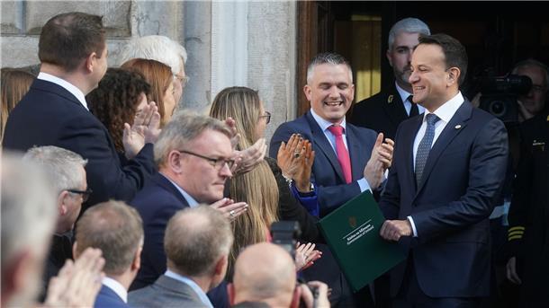 Leo Varadkar (r), neu gewählter Premierminister von Irland, verlässt das Leinster House in Dublin.