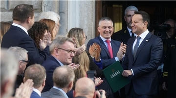 Leo Varadkar (r), neu gewählter Premierminister von Irland, verlässt das Leinster House in Dublin.