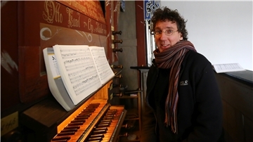 Léon Berben spielt an der 370 Jahre alten Kröger-Orgel in der Langwarder Kirche Stücke für seine neue Doppel-CD ein.
