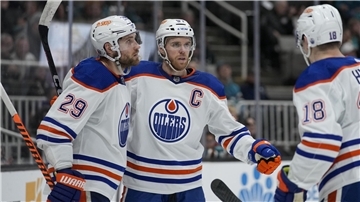 Leon Draisaitl (29) von den Edmonton Oilers jubelt nach einem Tor. Mit den Oilers sieht er die Zeit für den Gewinn des Stanley Cups gekommen.