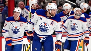 Leon Draisaitl (Mitte) erzielte zwei Tore, verlor mit den Edmonton Oilers jedoch 