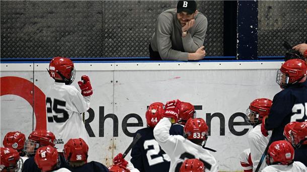 Draisaitl beschenkt Junghaie: „Bisschen was zurückgeben“ Leon Draisaitl nahm sich Zeit, um Fragen des Eishockey-Nachwuchses zu beantworten.